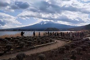 吹懵了~浓眉赛后表情凝重不开心？老詹和他庆祝胜利才露出笑容